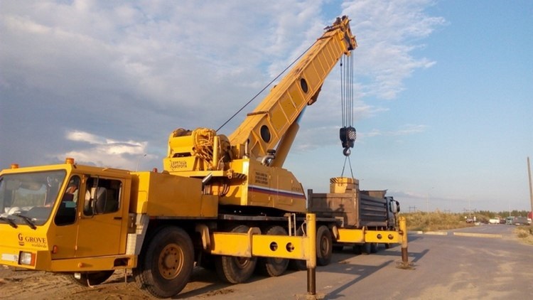Crane operator - specialist, controlling self-propelled lifting mechanisms 